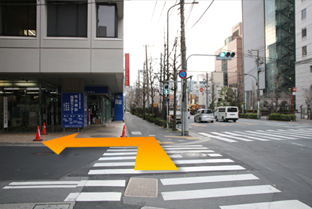 Cross the pedestrian crossing at the Aoyama suits store and turn left.