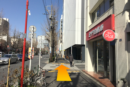 Walk for about 450 m along Hakusan-dori Ave. towards Suidobashi Station.