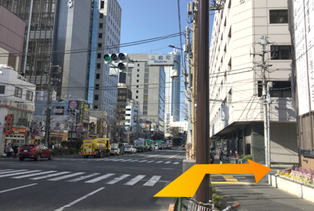 Turn right at the Misakicho intersection.